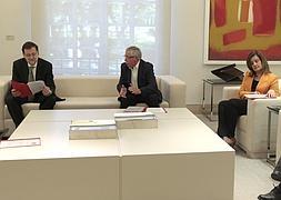 Mariano Rajoy y Fátima Báñez, durante la reunión con Ignacio Fernández Toxo y Cándido Méndez. / Foto: Efe | Vídeo: Atlas/