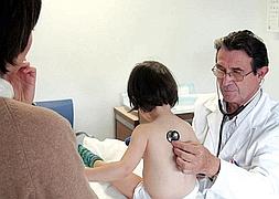 Médico de familia. Un pediatra osculta a una niña. :: GABRIEL VILLAMIL/