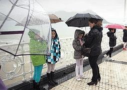 Tristes. A pesar de la lluvia, muchos bailarines fueron a La Concha con la esperanza de poder realizar la barra clásica. :: MICHELENA/