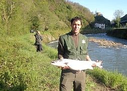 José Bronte pesca el primer salmón de la temporada en el Bidasoa