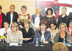 Mujer de Otegi. Mari Juli Arregi, en el centro, y Goirizelaia, Ubera, Romero y Larrañaga detrás. :: ARIZMENDI/