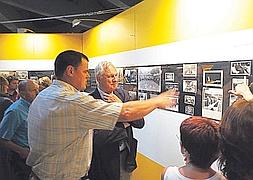 Varios vecinos comentan a Echarri las fotos de la exposición. :: A. PEÑA/