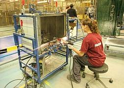 Una operaria en la planta de Fagor Electrodomésticos de Oñati. :: LUSA/