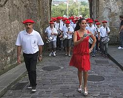 Ensayo del desfile en Hondarribia. /F. de la Hera/