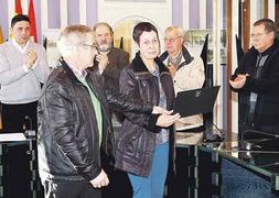 Los padres de Anoitz Reta recibieron el reconocimiento del Ayuntamiento. :: ARESTI/