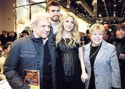 William Mebarak, en la presentación de su libro junta a Piqué, Shakira y su esposa Nidia. :: EFE/