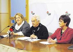 Batzoki. La portavoz Oiarbide, Gallastegi –el presidente de la junta– y la concejal Barrena. :: MIGURA/