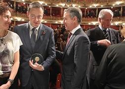 Urkullu conversa con Bart De Wever durante los premios Sabino Arana./ Telepress/