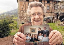 Ana María Egüés, en el caserío de Elduain, muestra la foto de la familia Zorreguieta que le mandó el padre de Máxima. /Usoz/