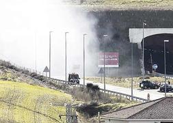 Rescatado de un túnel antes de que su coche ardiera