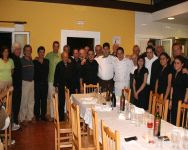Los cocineros, camareras, miembros del coro y organizadores que prepararon la cena solidaria./
