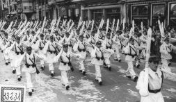 La sección de esquiadores la más original de cuantas tomaban parte en el desfile./