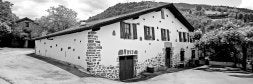 El Arantzabi, en Amasa, ha funcionado durante un siglo como destino de la gastronomía más exigente. /FOTOS: LOBO ALTUNA/