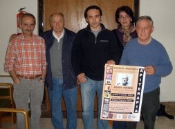 Los participantes en el acto de presentación muestran el cartel anunciador. /AGUADO/