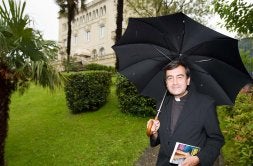 Rafael un día de lluvia en el antiguo palacio de Aldama, hoy sede del Instituto Superior de Secretariado y Administración./ USOZ/