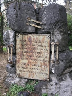 El monolito con la placa que recuerda la batalla de Senpere. /JUANTXO UNANUA/