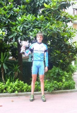 Antton Ibarguren con su trofeo./