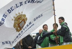 Remeros de Hondarribia, con la Bandera de La Concha ganada en 2005. /J.M. LOPEZ/