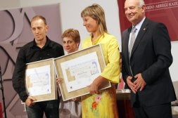 .Los ganadores del premio Arriegi de periodismo en euskera. /J.M. LOPEZ/