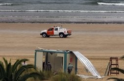 Una de las bombas estalló en la playa de Laredo, donde provocó daños en una caseta. /AP/