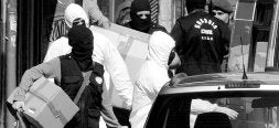 Agentes de la Guardia Civil trasladan en cajas y en bolsas el material incautado en el domicilio del presunto 'liberado' del comando Bizkaia. /TELEPRESS/
