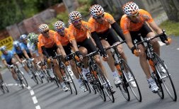 El Euskaltel tira del pelotón en el Tour. El equipo vasco ha trabajado mucho durante las tres semanas. /EFE/