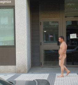 Un 'peculiar' paseante por Atocha. /F.J. BIENZOBAS/