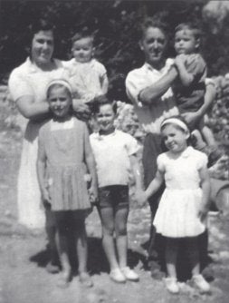 Los tres hijos y dos de las hijas./
