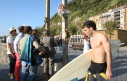 Amigos de Asier Elcoroiribe depositaron flores en la zona del muro de Sagüés que la víctima frecuentaba. / MIKEL FRAILE/