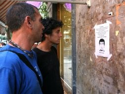Allegados y amigos de Asier Elcoroiribe han puesto carteles pidiendo testigos de los hechos. /FRAILE/