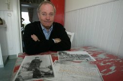 Tomás Tamayo, biznieto de Luis Carril, ante el documento con su fe de bautismo./MICHELENA/