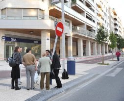 Varios vecinos, el sábado en el lugar de los hechos. /J.M. LÓPEZ/