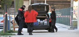 Especialistas de la Ertzaintza, durante la inspección que se practicó en el portal donde se cometió el delito. /J.M. LÓPEZ/