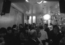 El bar Warhol estuvo lleno el día de la inauguración./
