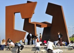 Cientos de personas se concentraron a lo largo del Paseo Nuevo trabajando en sus obras./