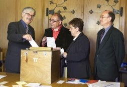 El alcalde de Aarau (Suiza), Marcel Guinard, deposita un voto junto a Madrazo y Bilbao. /M.. DÍAZ DE RADA/