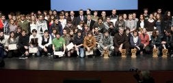 Todos los premiados por la Diputación Foral ayer posaron junto a Markel Olano, Iñaki Galdós e Iñaki Ugarteburu. /USOZ/