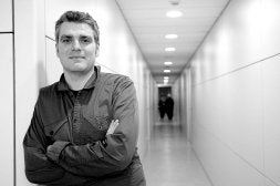 El director de la Escolanía Easo, Gorka Miranda, considera fundamental ilusionar a los chavales para que éstos se impliquen en el desarrollo de la coral. /USOZ/
