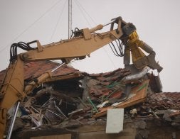 Hacia las nueve de la mañana, las tenazas de derribo iniciaron la labor de demolición hacia el interior del edificio Olimpia. / SUDUPE/