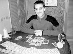 Mikel Lizarralde, junto a las cartas, en su consulta de la calle Etxaide. /M.L./