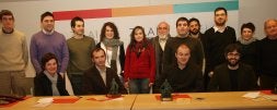 Premiados, jurado y autoridades posan tras la entrega de los premios Iparragirre en la Casa de Cultura. /ARESTI/