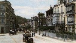 La calle Zubieta en 1889, cuando llegó la reina de Inglaterra y en la actualidad. /LOBO ALTUNA/