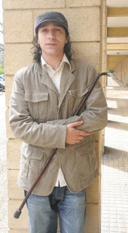 José con su hermoso bastón donde ahora vive, Intxaurrondo. /AYGÜES/