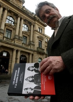 Luis M. Jiménez de Aberásturi, ayer el KM con el libro. /ARIZMENDI/