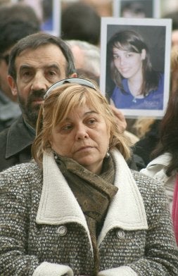 La madre de Nagore junto a un retrato de su hija. /FLOREN PORTU/