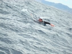 Jaime Caballero, nadando en mar abierto. En los últimos seis meses ha recorrido más de 1.500 kilómetros. /DV/