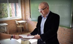 El profesor Javier Madrazo recibe unos documentos en su aula en el instituto bilbaíno Artabe de Txurdinaga. / IGNACIO PÉREZ/