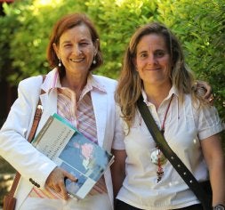 María y Elena Elósegui, ayer con su libro. /MICHELENA/