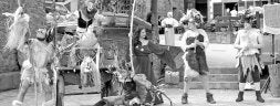 Seres mitológicos acompañaron ayer a las brujas en su día, en un pasacalles hasta la cueva. /A.D.C./