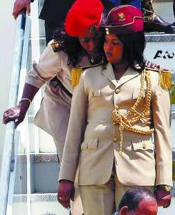 Dos guardaespaldas intercambian confidencias a la llegada de Gadafi a Italia. / EFE/